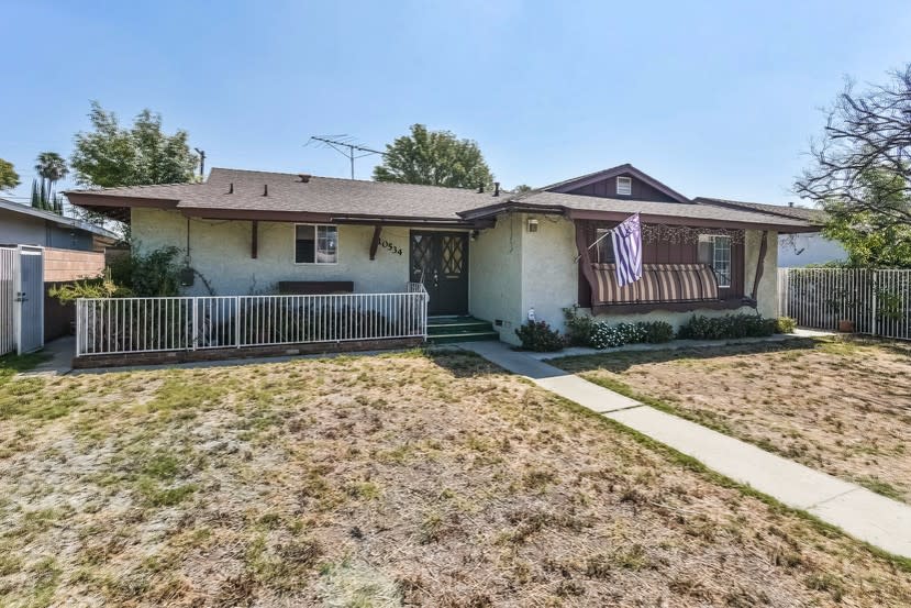 Primary Photo - 10534 Woodley Ave