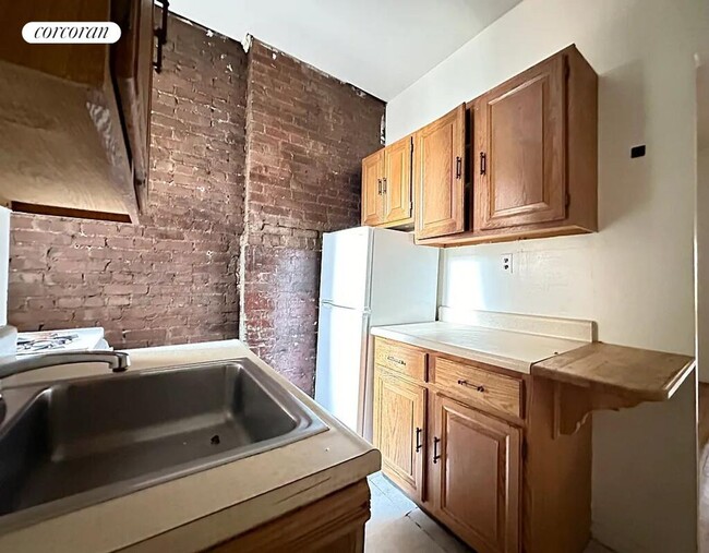 Building Photo - 306 W 21st St