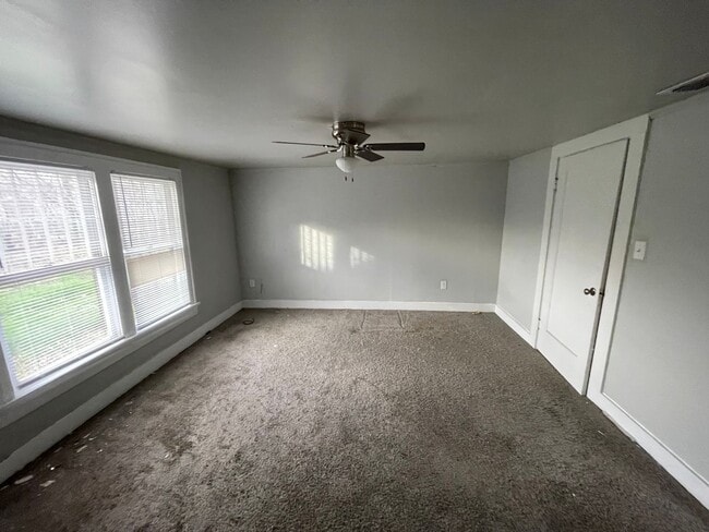 Foto del edificio - 5 bedroom, 2 bath