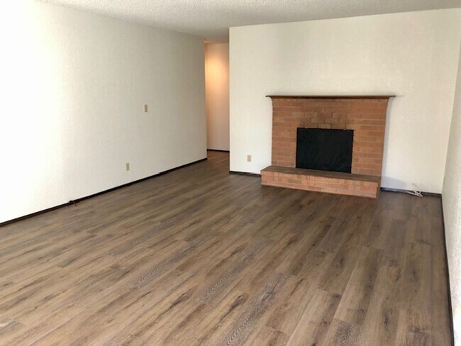 Building Photo - 2-bedroom 1-bathroom duplex