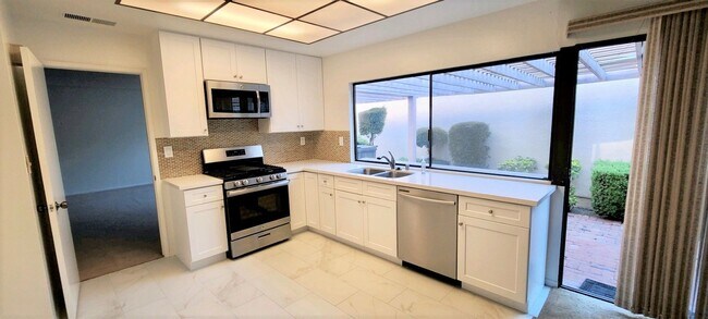 Foto del edificio - Beautiful Valencia 4 Bedroom Home