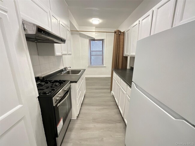 Building Photo - 42-33 Kissena Blvd