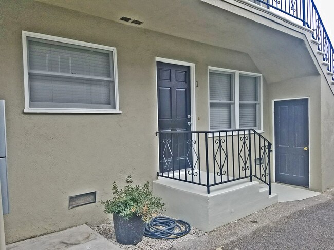 Vista frontal - 15158 Dickens St