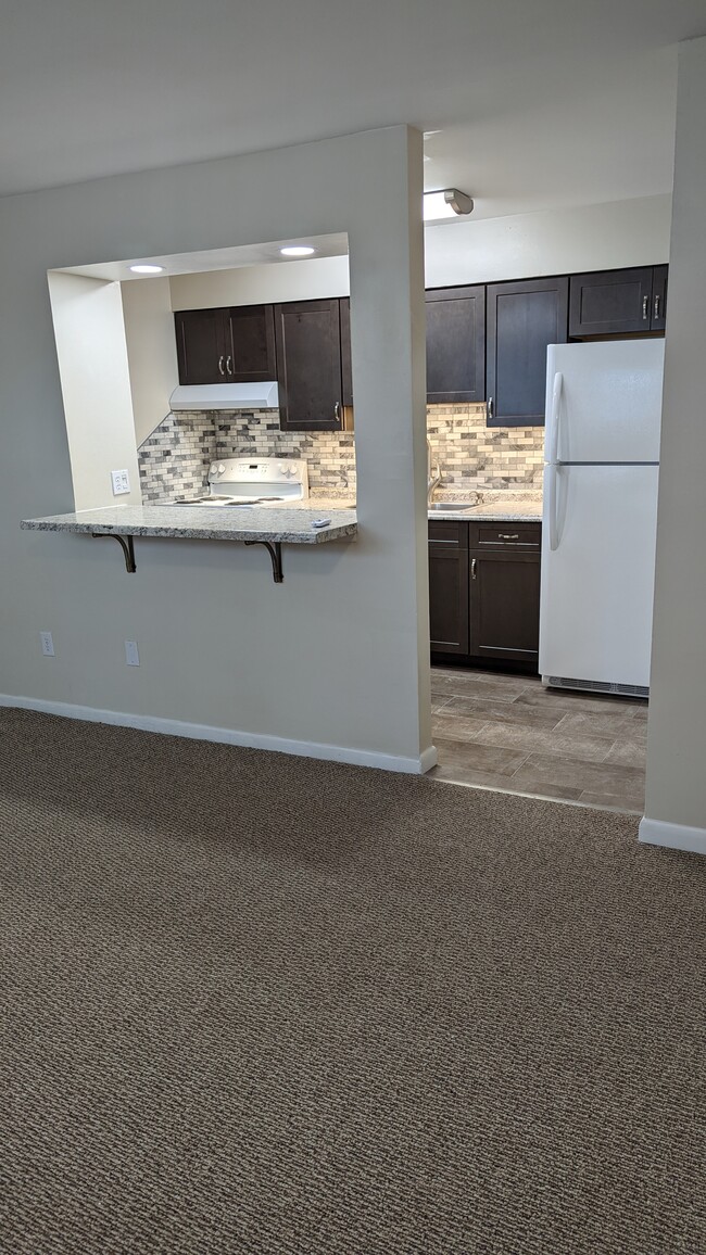 Building Photo - 710 Lakeside Dr