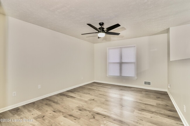 Foto del edificio - 9104 Royal Oak Dr