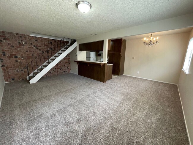 Foto del edificio - Two Story Fourplex Unit - On site Laundry,...
