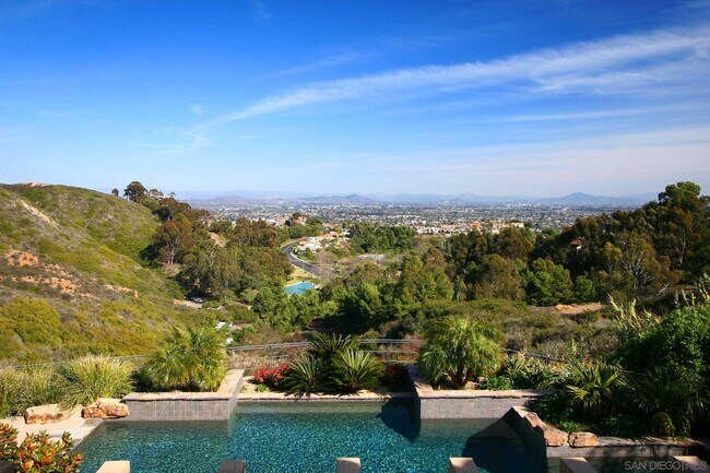 Building Photo - 6717 La Jolla Scenic S Dr