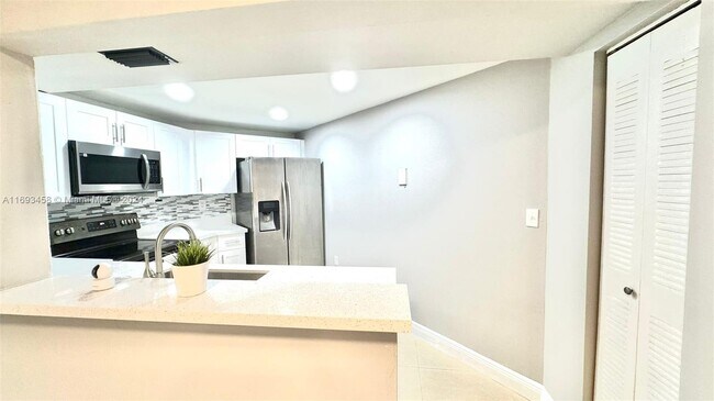 Building Photo - 9731 Fontainebleau Blvd