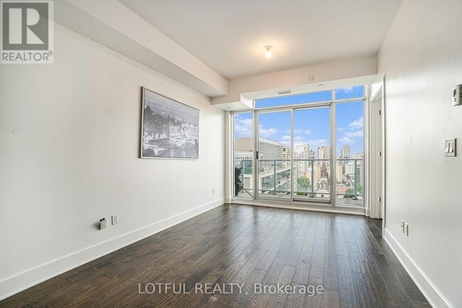 Building Photo - 255 Bay St