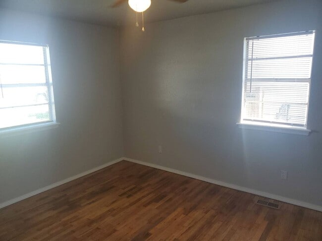 Building Photo - 2 Bedroom 1 Bath Home in Southwest Oklahom...