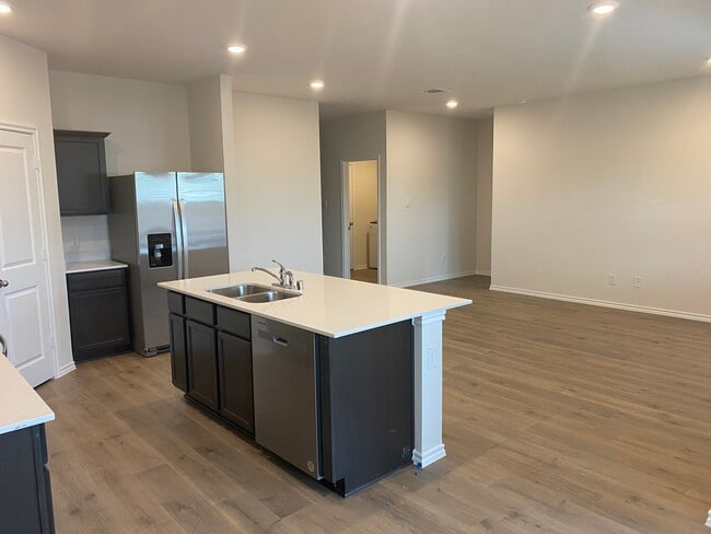 Building Photo - 1008 Hidden Vly Dr