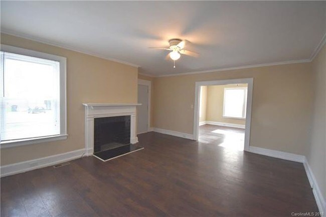 Building Photo - 4 Bedrom Country Living In The City