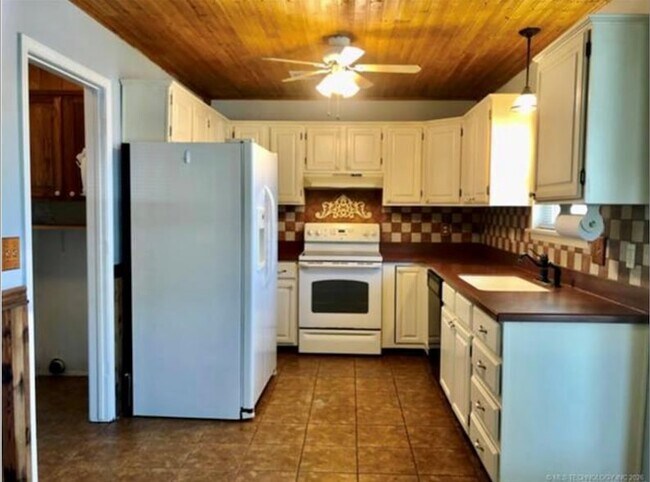 Foto del edificio - 5444 Woodland Rd