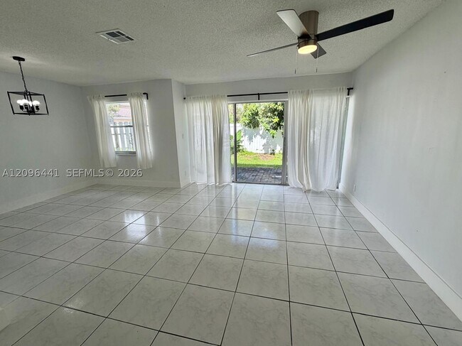 Foto del edificio - 797 Crystal Lake Dr