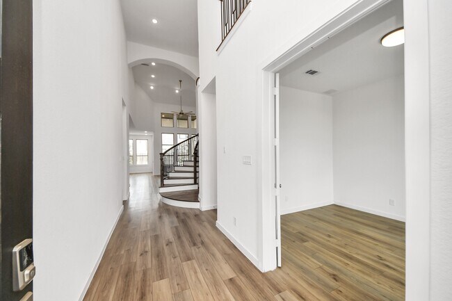 Building Photo - 7410 Blue Finch Ln