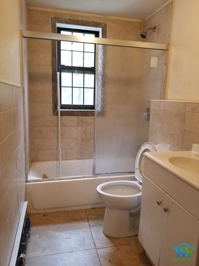 Foto del edificio - 29 E 169th St