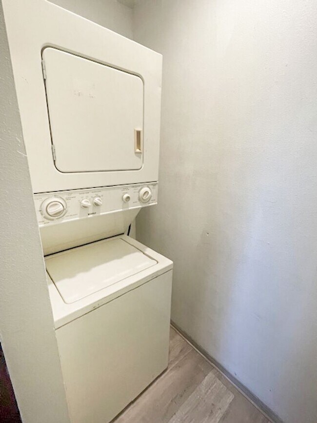 Foto del edificio - Charming 2 Bed, 1 Bath Duplex in the Heart of Cheney