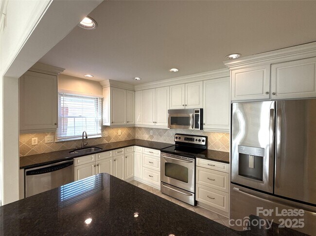 Foto del edificio - 1016 Queens Rd