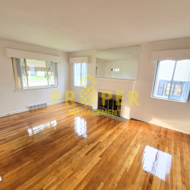 Building Photo - Amazing 3 Bed 1.5 Bath house with finished...