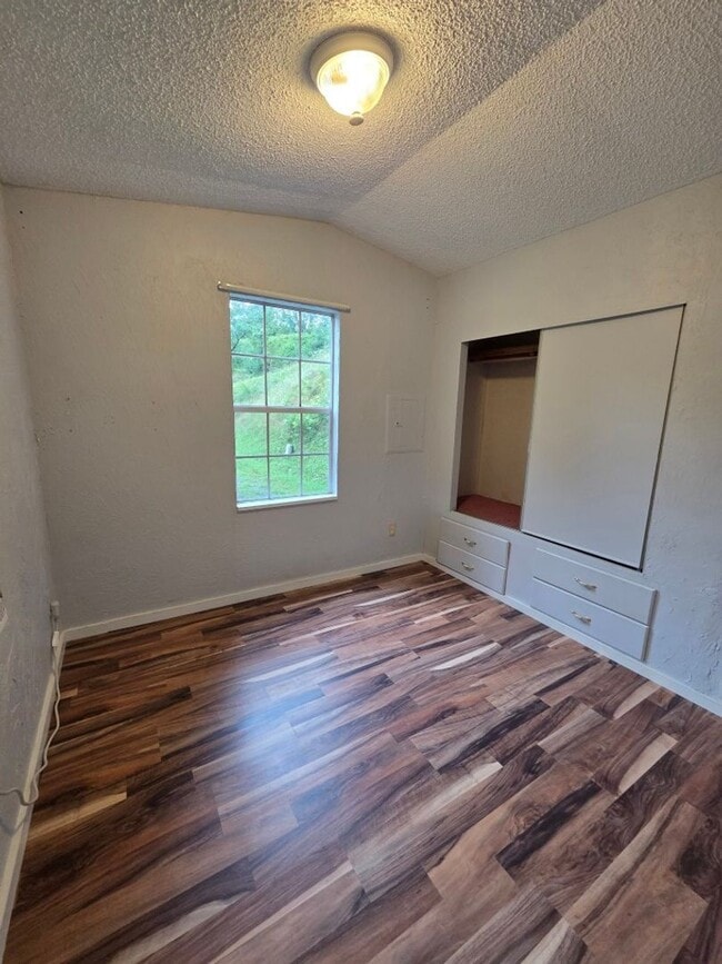 Building Photo - 8 Twins Ln