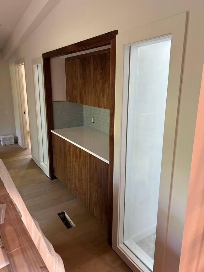 Foto del edificio - UNFURNISHED Beautiful Large Home Available...