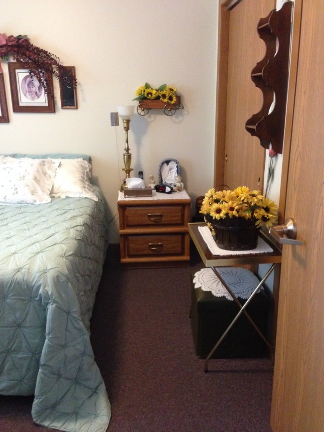 Unit bedroom - 801 Queen St