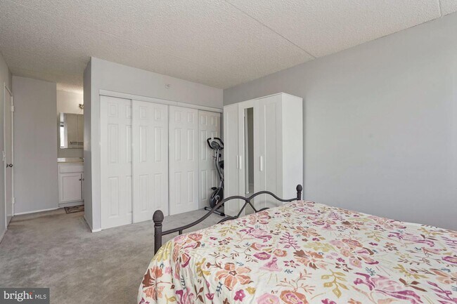 Foto del edificio - 5911 Edsall Rd