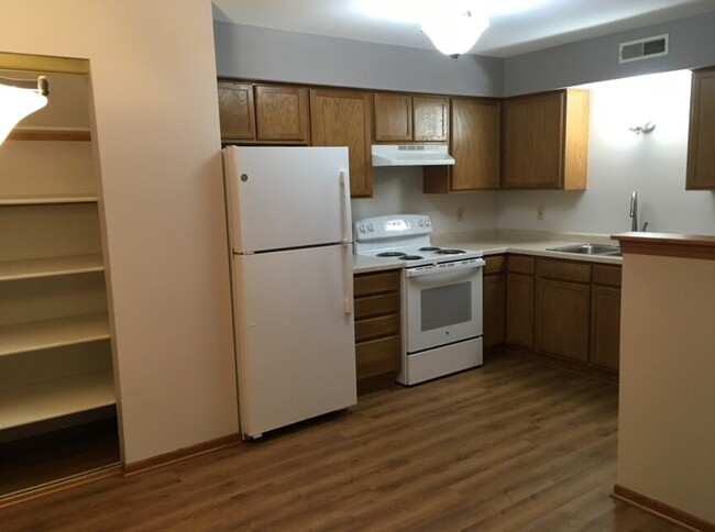 Kitchen & pantry - Oak Leaf Condominiums