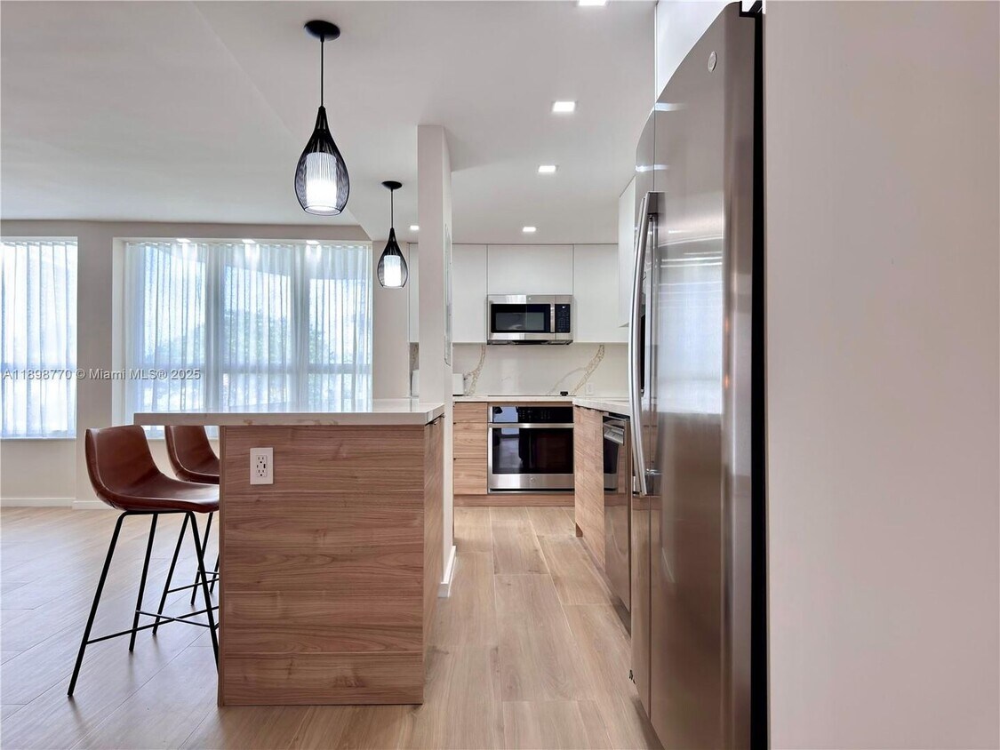 Foto principal - 10230 Collins Ave