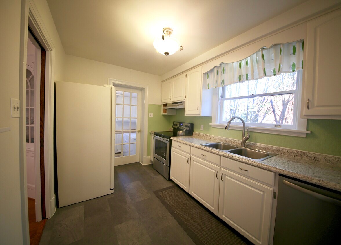 Lavandería al lado de la cocina. - 2308 Buckingham Ave