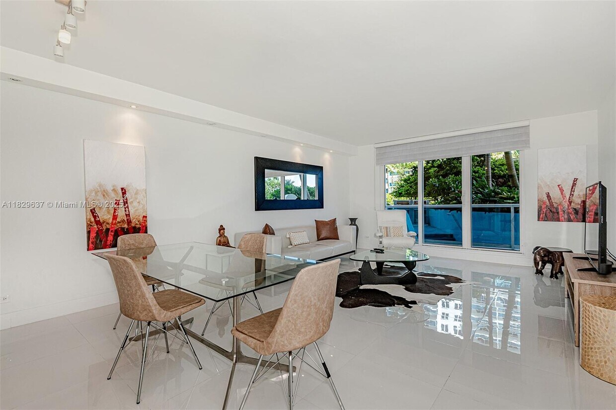 Primary Photo - 2301 Collins Ave