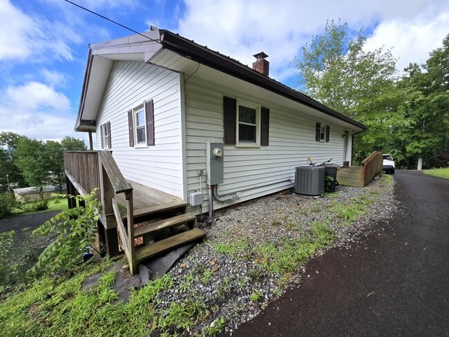 Building Photo - Open Space Upper Unit in Crumpler NC