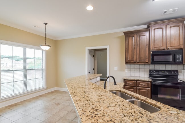 Building Photo - 363 Country Club Dr