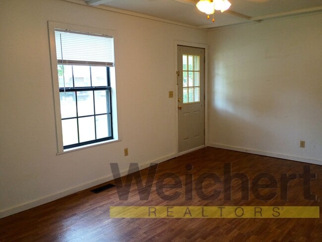 Building Photo - Cozy 2 Bed, 1 Bath Home