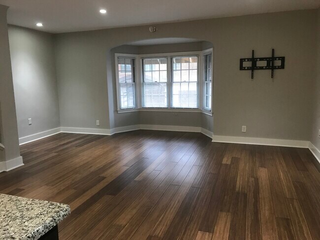 El ventanal da a la calle principal. - 626 S Main St