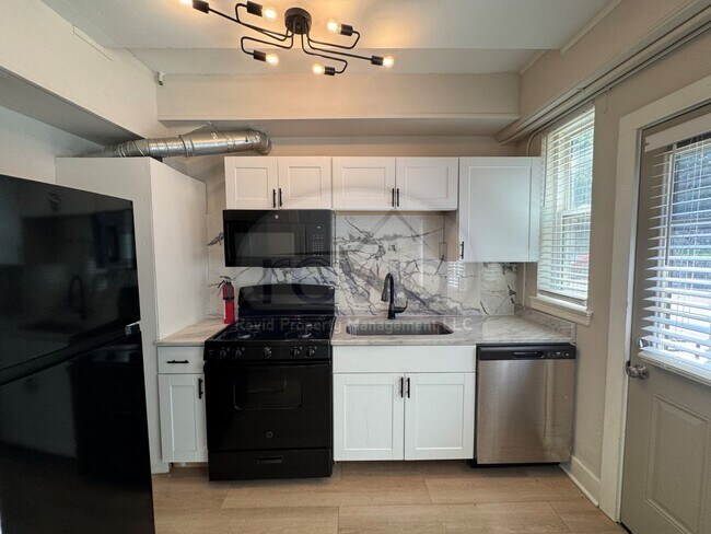 Foto del edificio - Beautiful 2 Bedroom Midtown Apartment!!