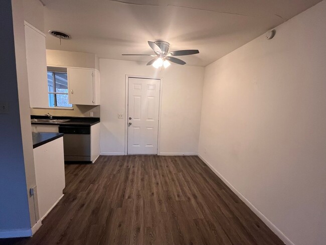 Foto del edificio - 2 Bed/1bath Duplex in Central Austin