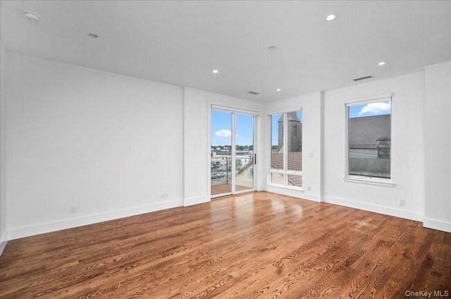 Foto del edificio - 422 E Boston Post Rd