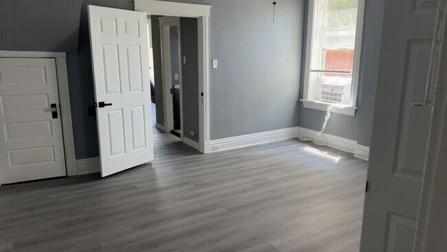Foto del edificio - Recently renovated home waiting for new te...
