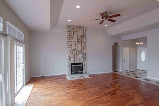Building Photo - Beautiful Home Right on the Lake!