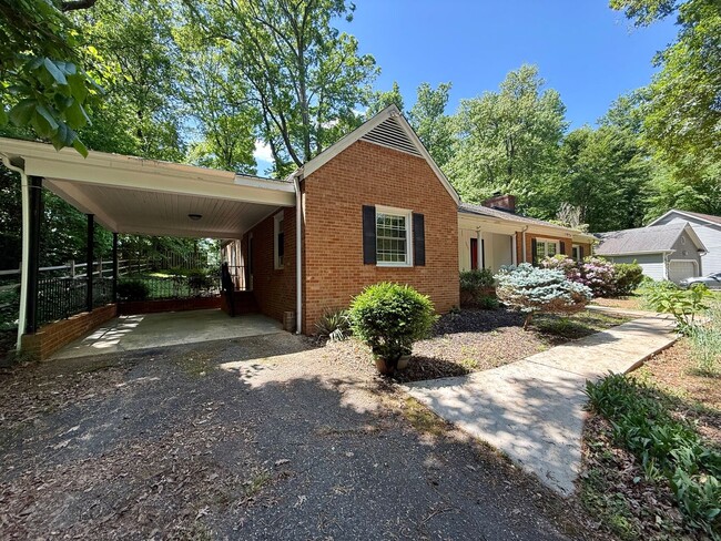Building Photo - Beautiful 3 Bed 2 Bath Home Located Right ...
