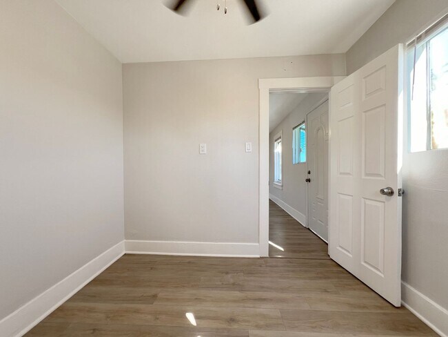 Building Photo - LB2384 - RUBS