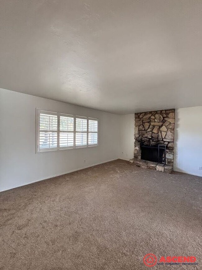 Building Photo - 3 Bed / 2 Bath Home on 2 Acres of Cattle L...