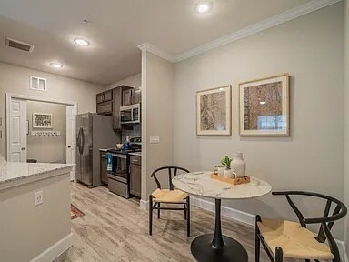 Foto del edificio - Affordable Comfort with Modern Style!