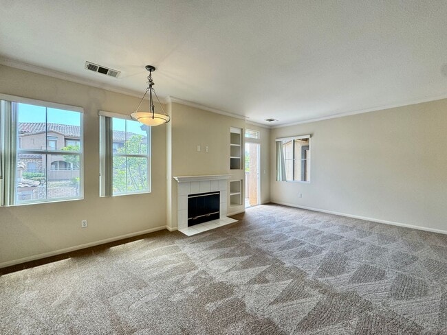 Building Photo - Amazing 2B/2BA w/ Attached 2 Car Garage, W...