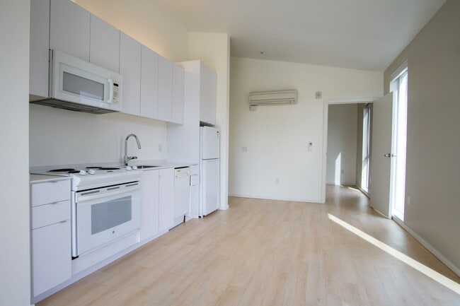 Building Photo - Modern Top Floor Corner Apt w/ W/D, A/C, & DW!