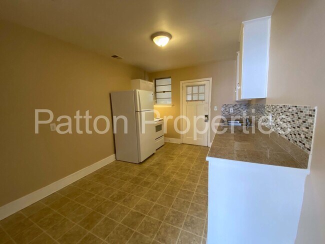 Foto del edificio - 1013-1015 Munsen Springs Dr - Inside CoC - R16501-02-14