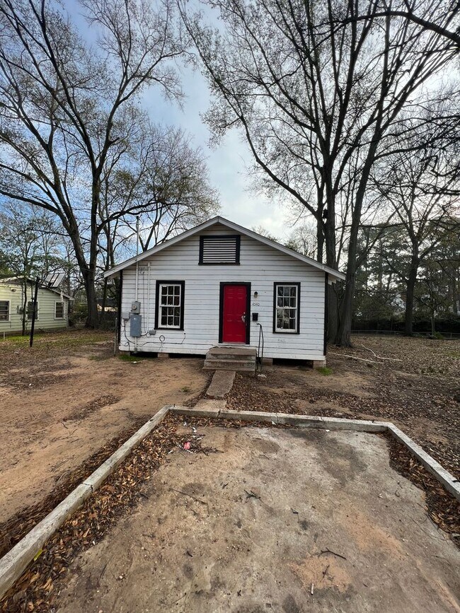 Building Photo - 3 Bedroom ready to go with Central Air and...