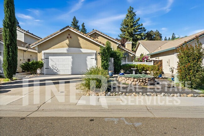 Building Photo - Charming 3 Bedroom Home