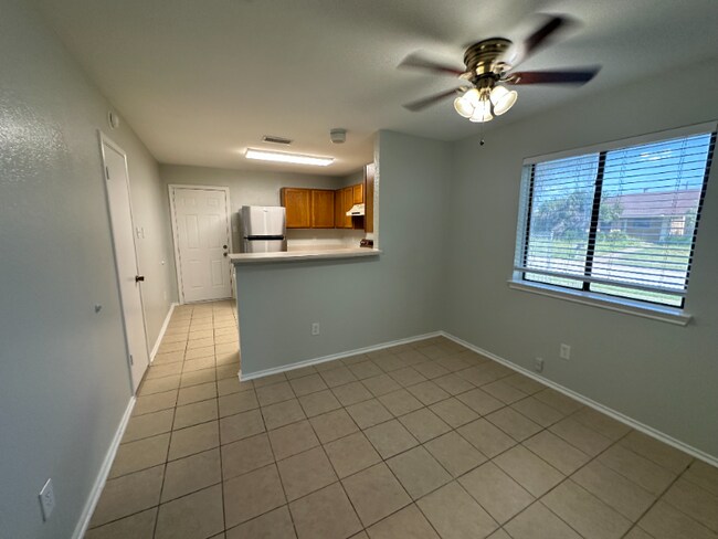 Building Photo - 319 Shea St